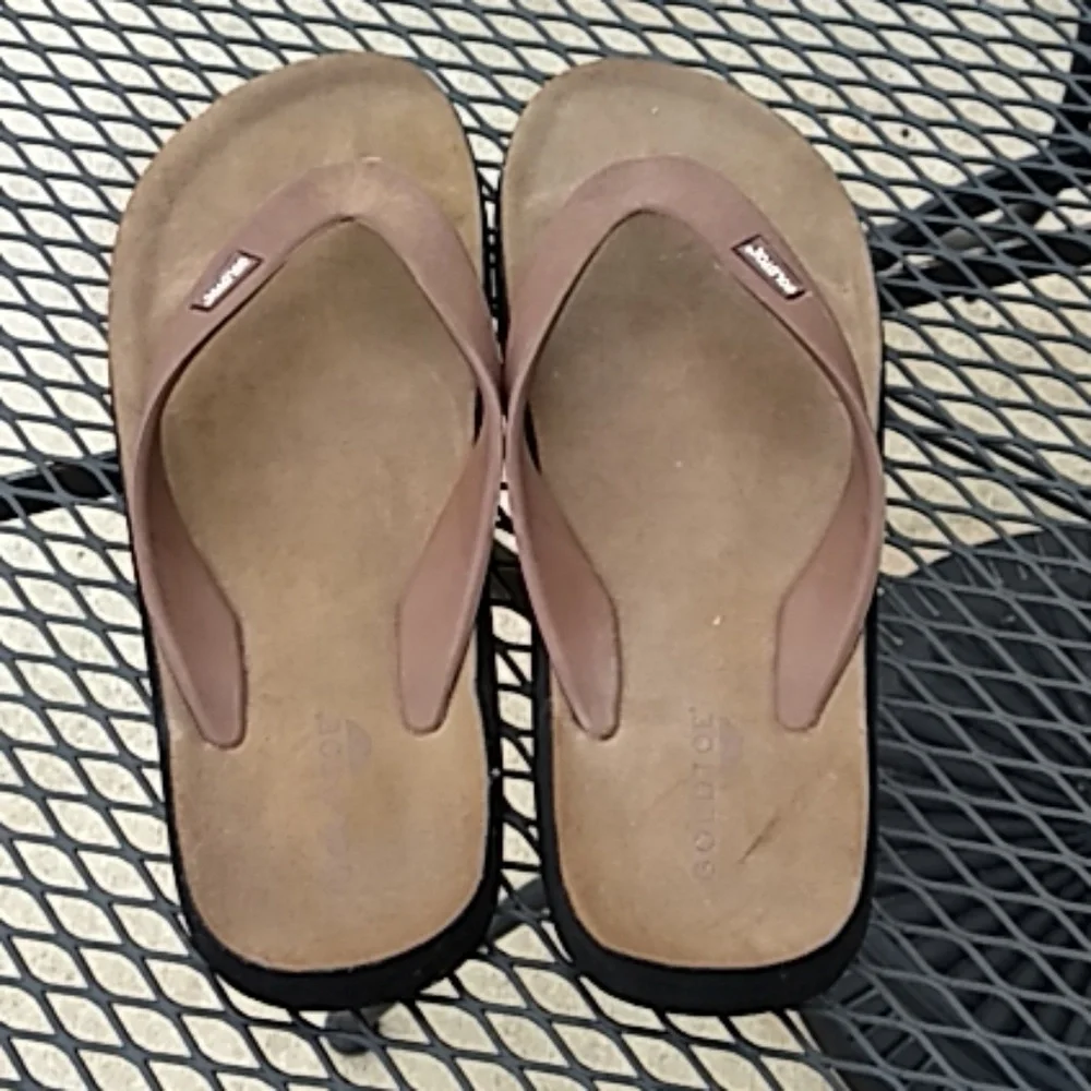 Gold toe men's tan flip flops NWOT‎